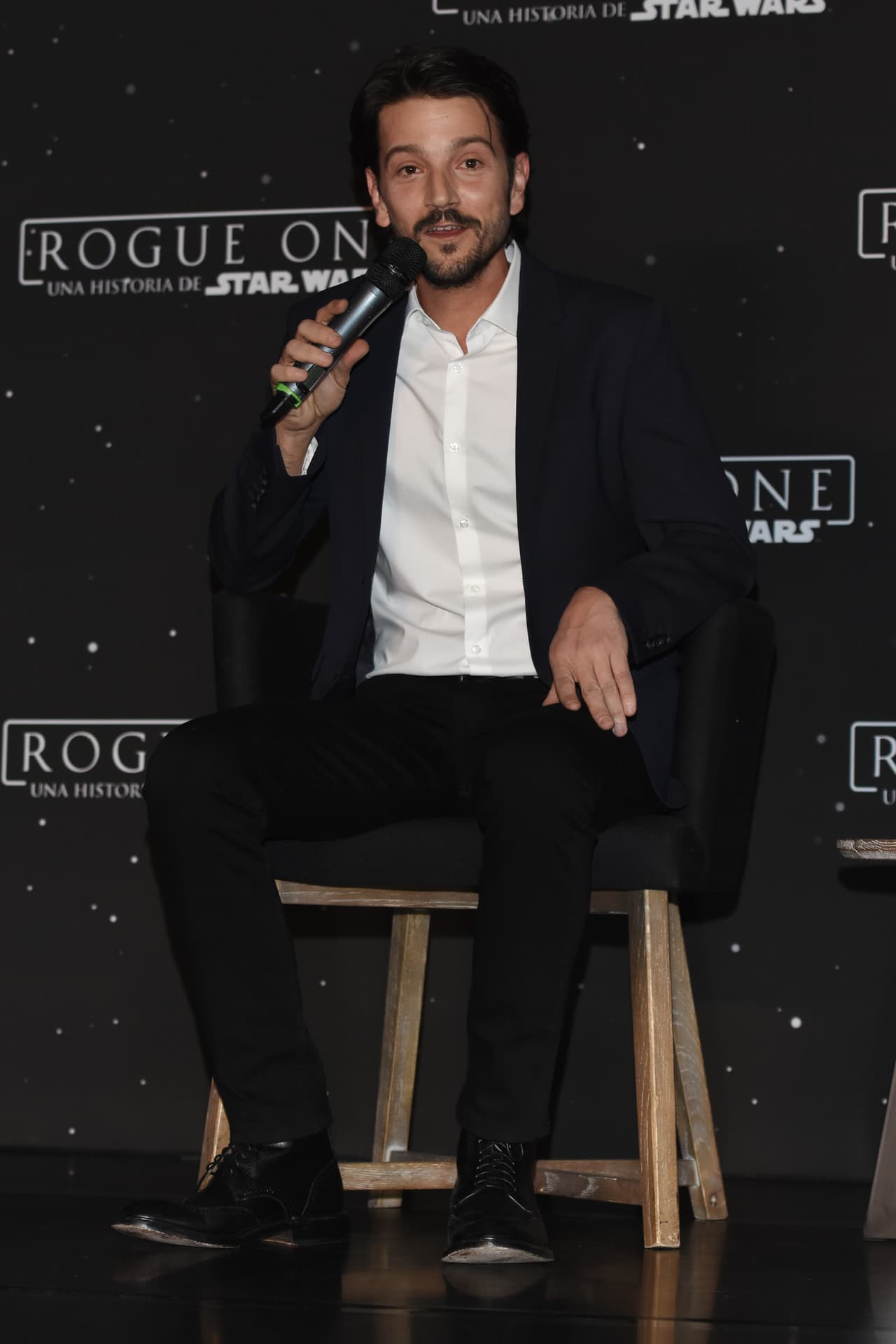 La película toma lugar justo antes del Episodio IV en la saga.