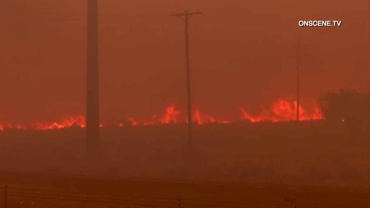 Autoridades contienen el 87% del incendio Hawks y reducen las órdenes de evacuación