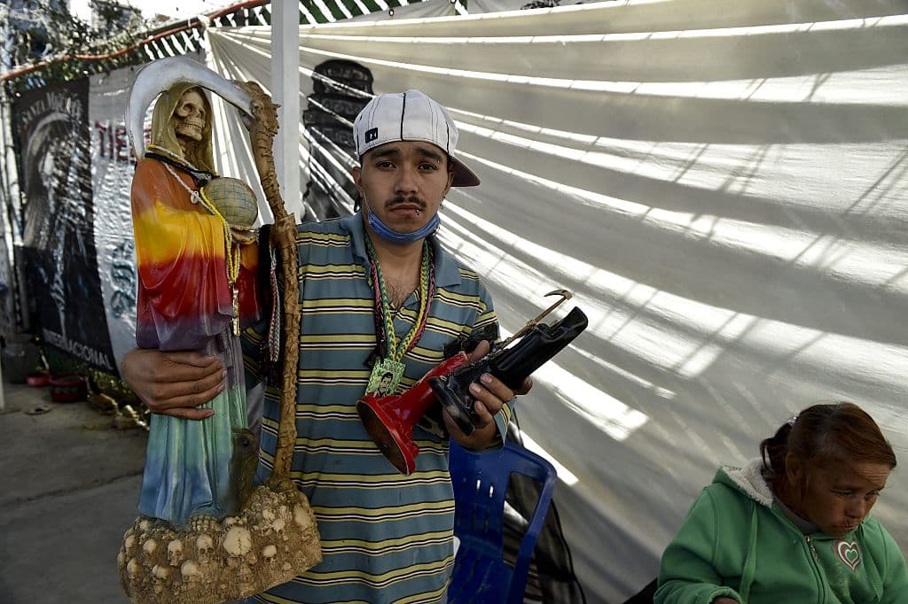 Los aztecas tenían a sus dioses Mictlantecuhtli y Mictecacihuatl, el señor y la señora del Mictlan, la región de los muertos. A ese lugar iban los hombres y mujeres que morían de causas naturales. pero el camino para llegar ahí no era nada fácil. Antes de presentarse ante los dioses de la muerte había que pasar numerosos obstáculos y el camino era largo y oscuro.