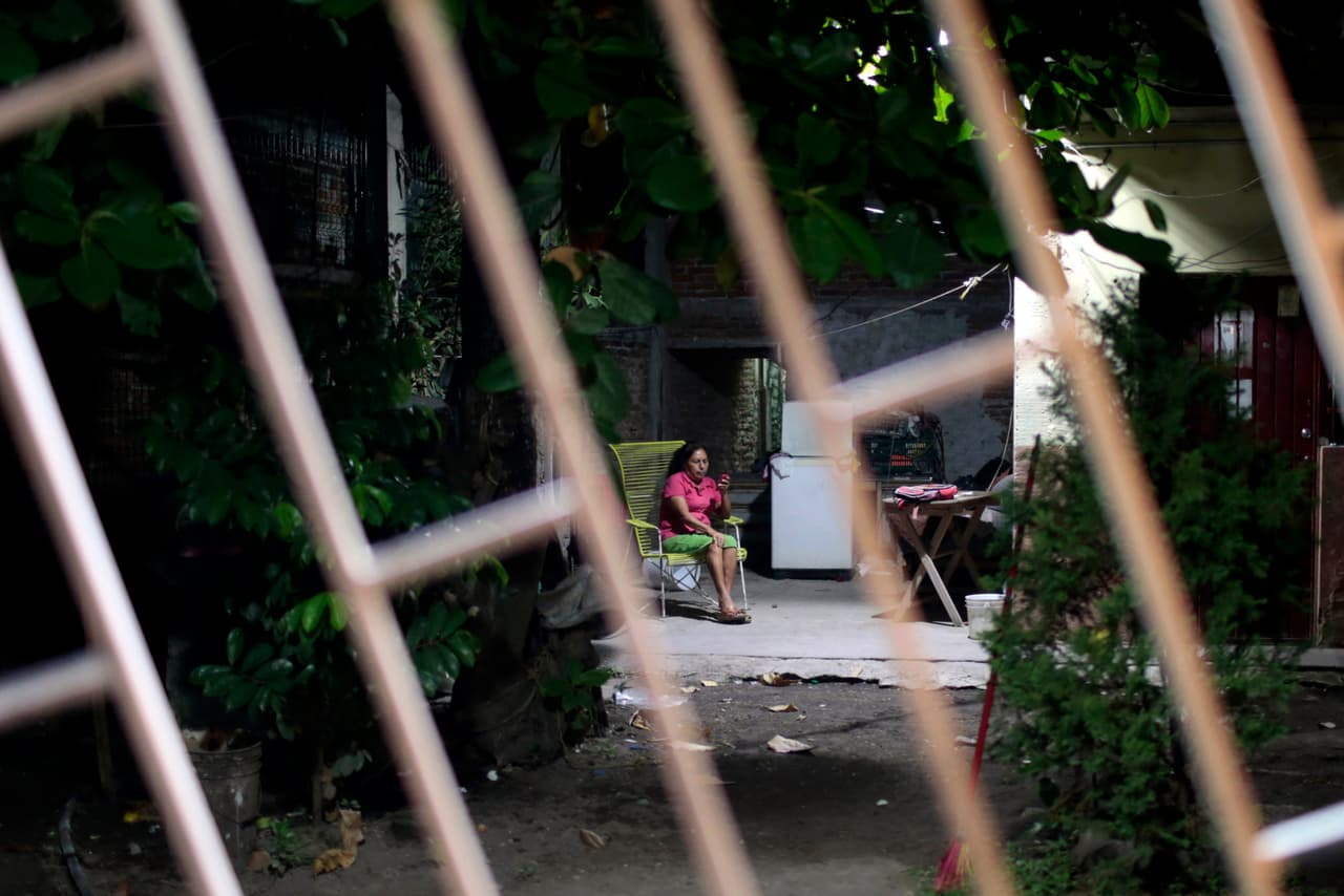 La viuda de Moisés Sánchez, María Ordóñez, en el patio de su casa en Medellín de Bravo, desde 2015 custodiada por policías.