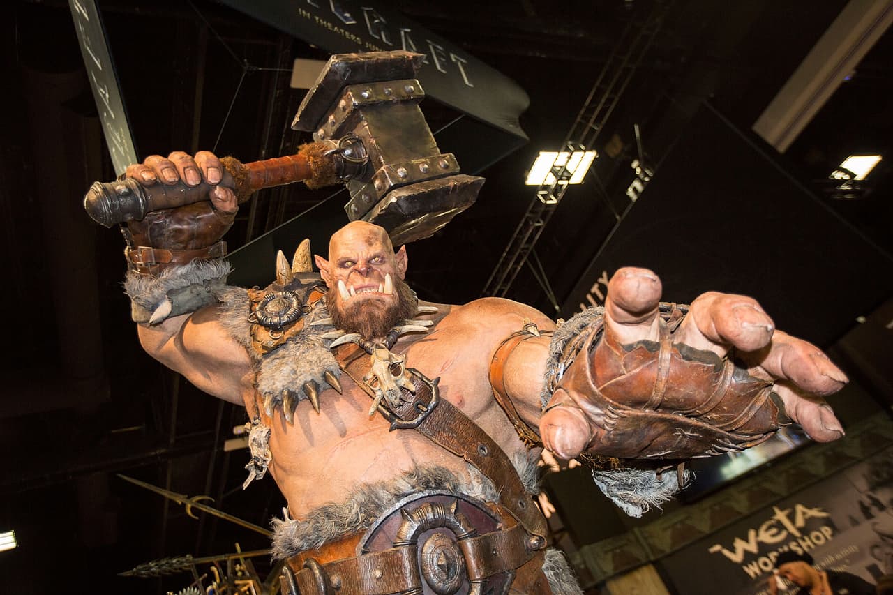 Una estatua de Orgrim Doomhammer de World of Warcraft.