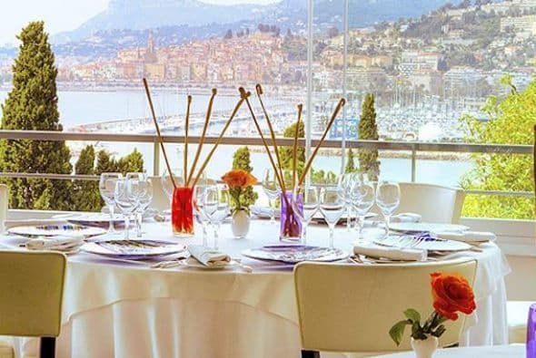 La mejor vista la puedes tener desde el Mirazur Menton en Francia. El restaurante tiene el lugar once.