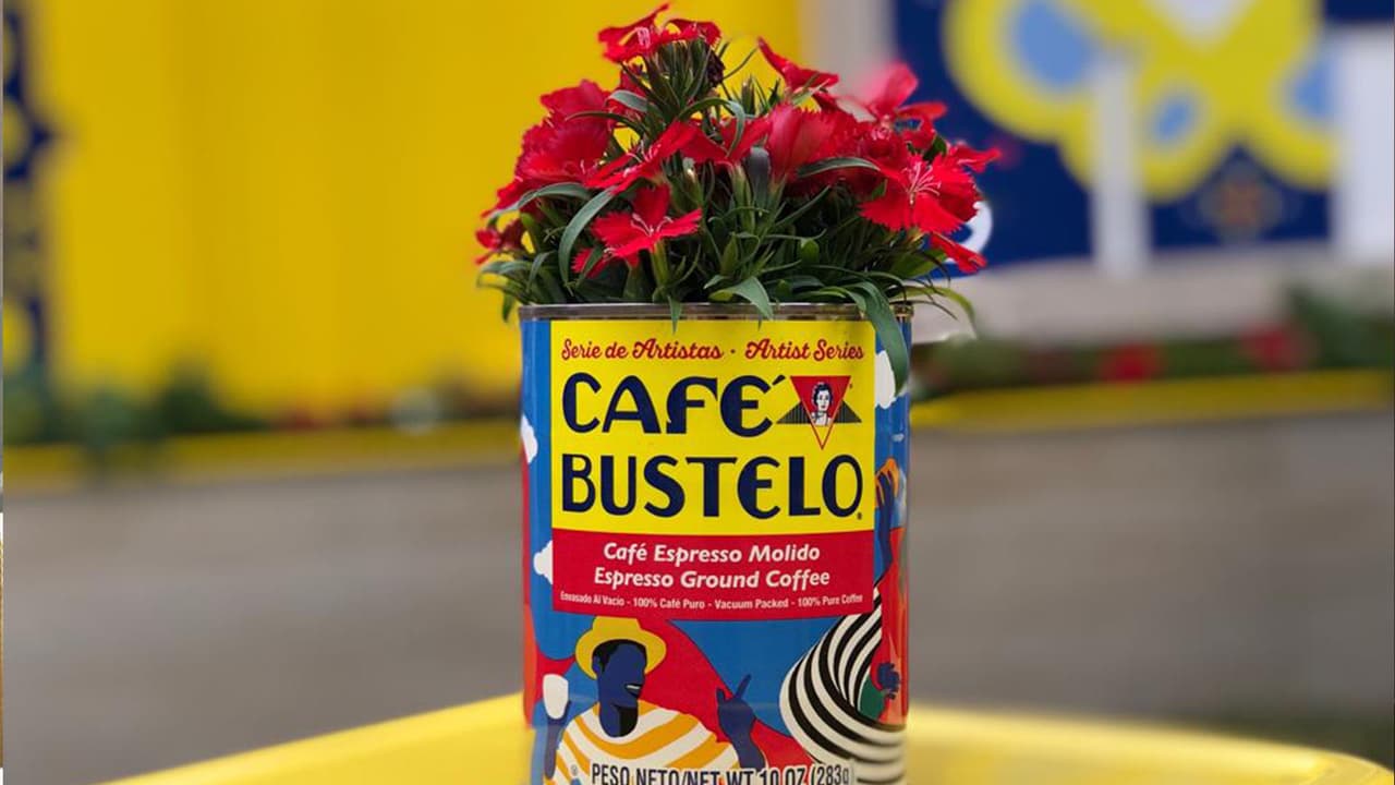 Su colorida decoración industrial, esta basada también en el reciclaje como está bonita maceta.