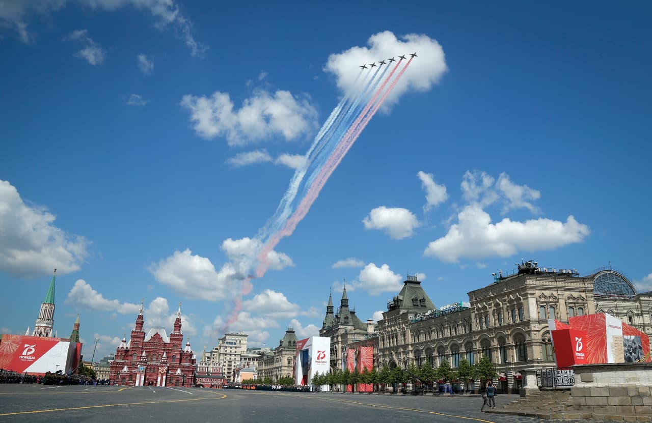 Como parte del evento, aviones de combate rusos sobrevuelan la Plaza Roja dejando rastros de humo en colores de la bandera nacional.