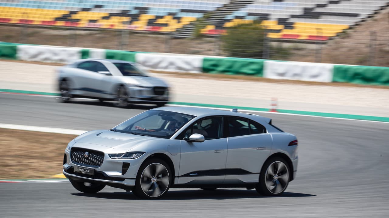 Jaguar sintió la confianza suficiente como para dejarnos dar unas vueltas en el Circuito Internacional del Algarve, también conocido como el Circuito Portimao. Allí probamos la versión Jaguat I-Pace S, la más deportiva de la línea, en la que nos sentimos seguros y con confianza para explorar los límites del vehículo. Lo más importante en términos prácticos es lo que no sentimos, y eso fue ninguna degradación en la potencia del vehículo.