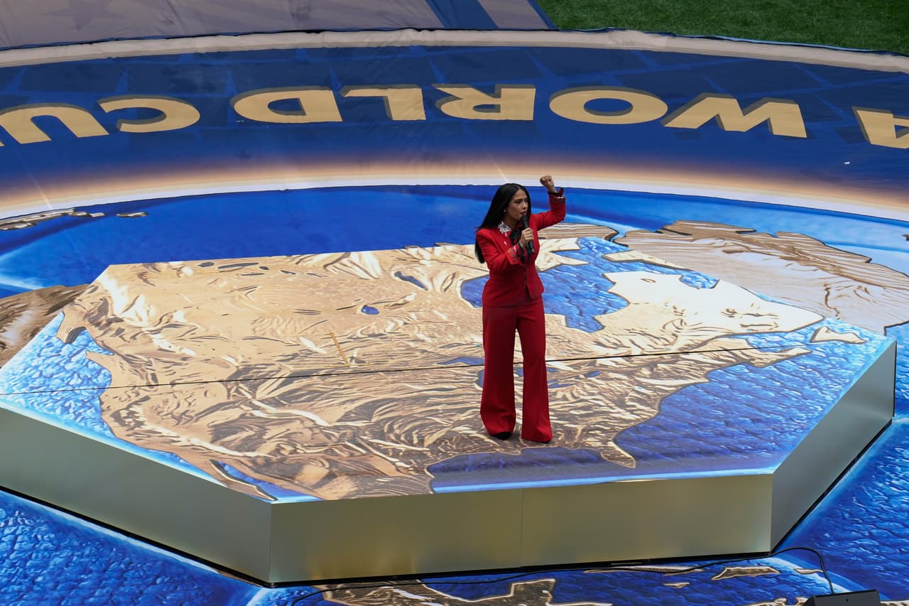 La actriz Salma Hayek participa en la ceremonia de inauguración previa al partido del Grupo A de la Copa Mundial de fútbol entre México y Sudáfrica.