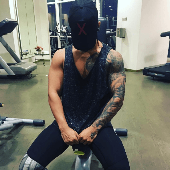 Este 'dirty boy, pretty boy' es uno de los más seguidos por las chicas, por lo que él debe mantener en forma su cuerpo.