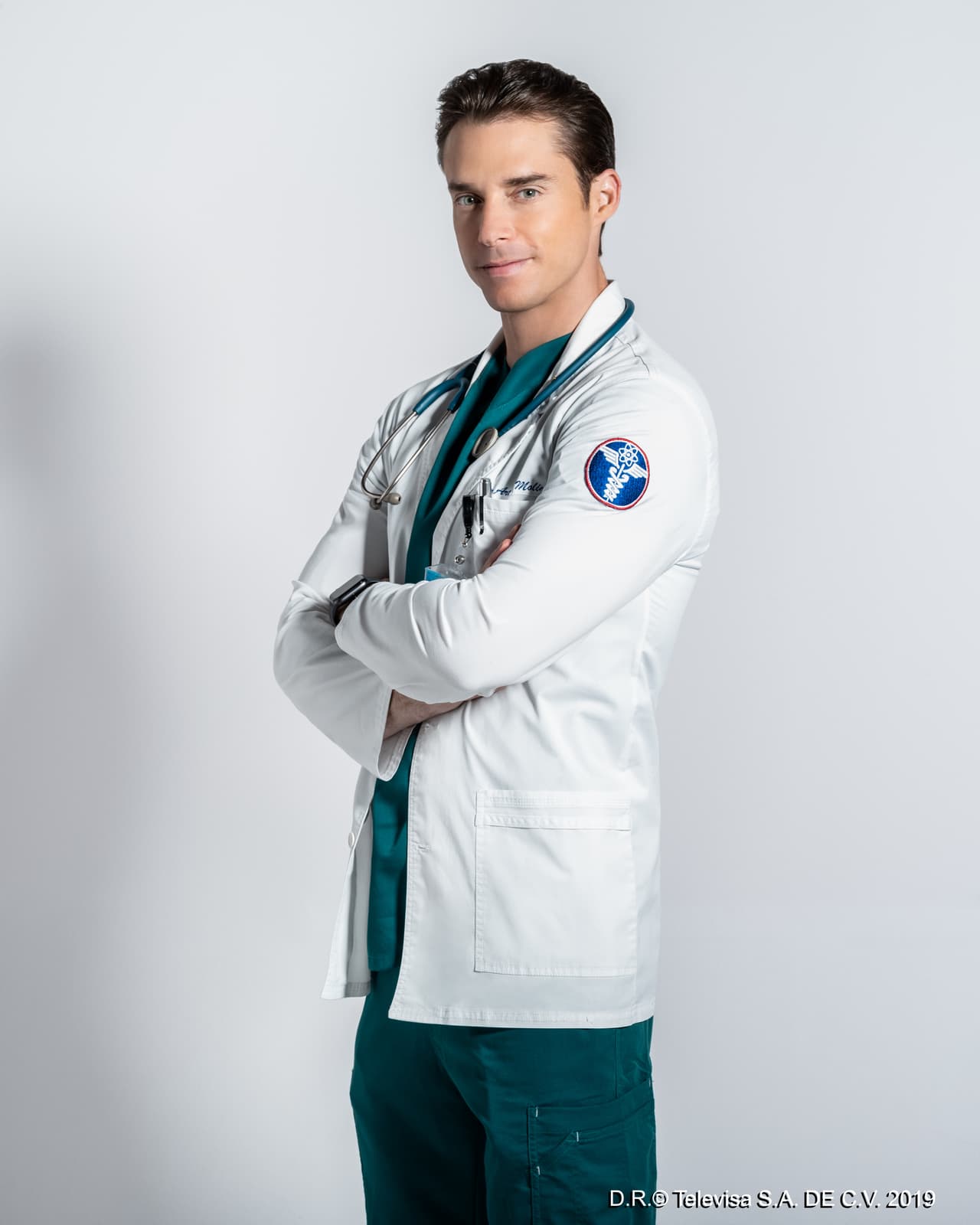 Ahora, el actor se convertirá en Arturo Molina, quien trabaja en el prestigioso Instituto de Especialidades Médicas, el cual atravesará por un momento crítico.