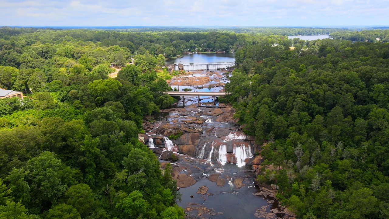 La caída de agua es de unos 135 pies a lo largo del río Towaliga es la más alta que se encontrará en Georgia, específicamente al sur de Atlanta.