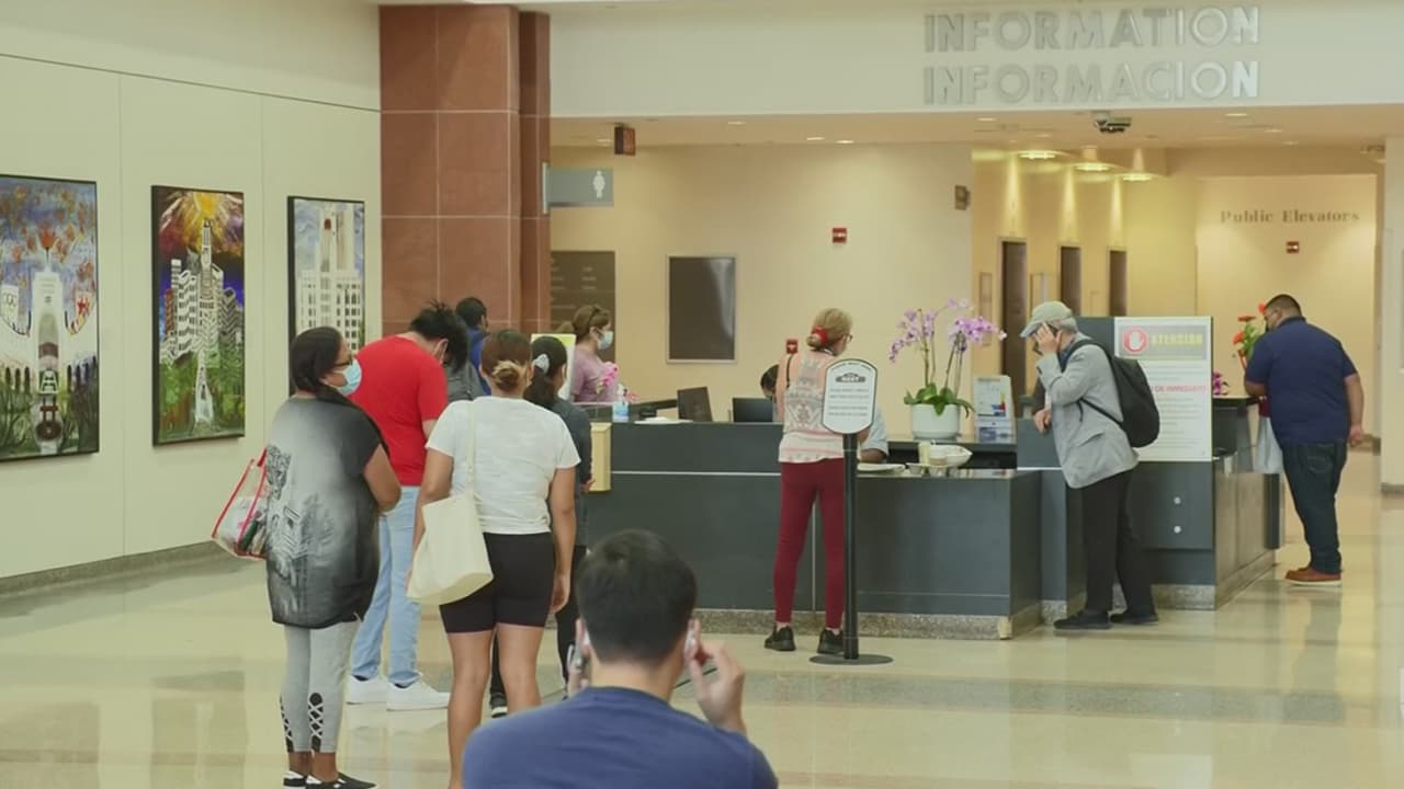 La medida forma parte de la orden expedida por el Departamento de Salud del estado, y obliga a quienes quieran visitar un paciente o ver a su médico en centros de salud a presentar una prueba de vacunación, o en su defecto, un resultado negativo de una prueba realizada en las últimas 72 horas. 
<b><a href="https://www.univision.com/coronavirus" target="_blank">Más noticias aquí</a></b>.