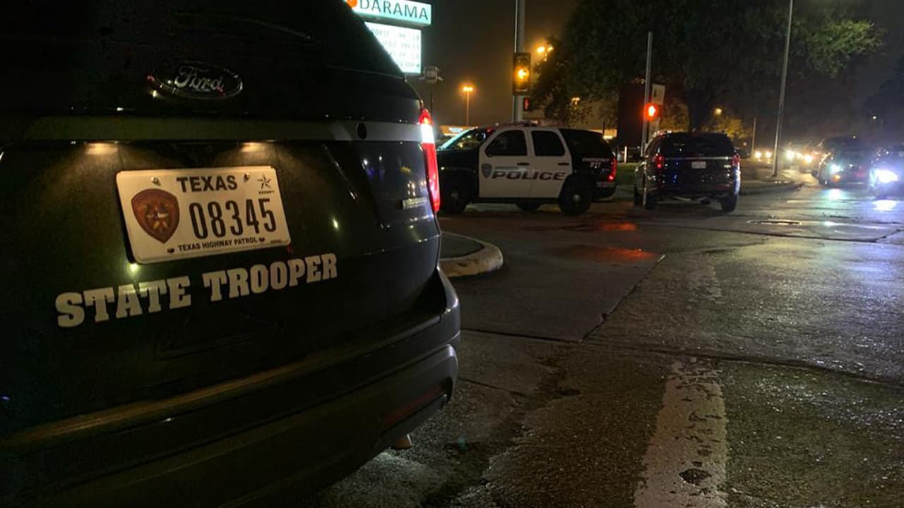 La policía señaló que el sospechoso estaba solo en su automóvil y sacó un arma por lo que los oficiales dispararon contra él.