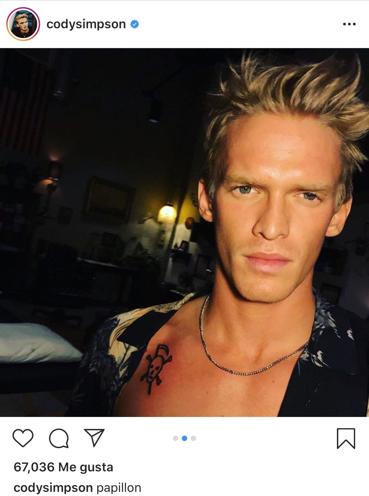 El joven cantante eligió que quedara en la parte superior derecha de su pecho.