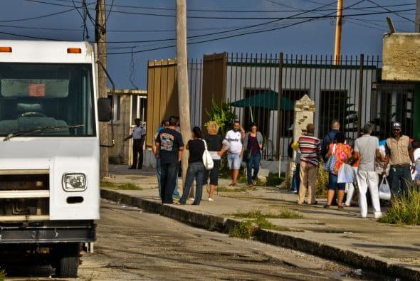 Mientras el gobierno de EE.UU. volvió a pedir a Cuba la liberación del contratista estadounidense Alan Gross durante la ronda de diálogo migratorio que tuvo lugar el jueves, en una sesión que se cerró sin aparentes avances, los cubanos trataban de llegar a las oficinas de la Sección de Intereses en La Habana, con la esperanza de conseguir una visa. "La delegación estadounidense reiteró su llamado a la liberación de Alan Gross, que fue arrestado por las autoridades cubanas el 3 de diciembre de 2009 y más tarde sentenciado a 15 años en prisión", dijo la portavoz del Departamento de Estado, Jen Psaki, en un comunicado. El diálogo migratorio es uno de los intercambios políticos más importantes que sostienen ambos países, sin relaciones diplomáticas desde 1962. La segunda ronda celebrada ayer estuvo centrada en asuntos como "la cooperación (bilateral) en aviación de seguridad, búsqueda y rescate y fraude de documentos consulares", según Psaki. "La delegación estadounidense subrayó las áreas donde ha habido cooperación exitosa, en materia de migración, en cuanto al intercambio de información sobre la prohibición de inmigrantes indocumentados y a la hora de clarificar aspectos de los recientes cambios de Cuba en política migratoria". Al igual que en la reunión de julio de 2013, la delegación cubana en el diálogo estuvo encabezada por la directora del Ministerio de Relaciones Exteriores de Cuba, Josefina Vidal; y la estadounidense por el subsecretario de Estado adjunto de EEUU para Latinoamérica, Alex Lee.