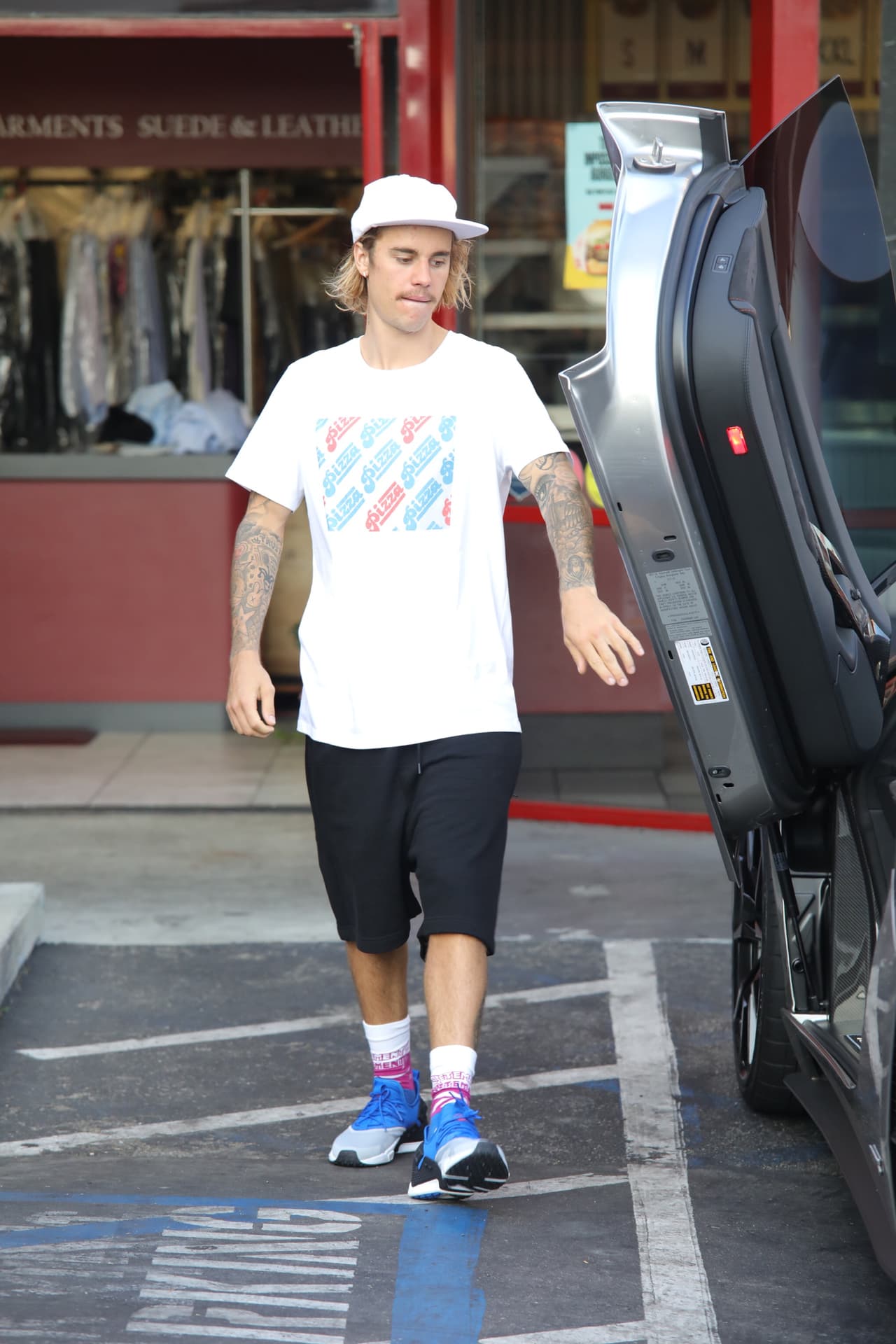 Los futuros esposos hicieron una parada en un restaurante de hamburguesas.