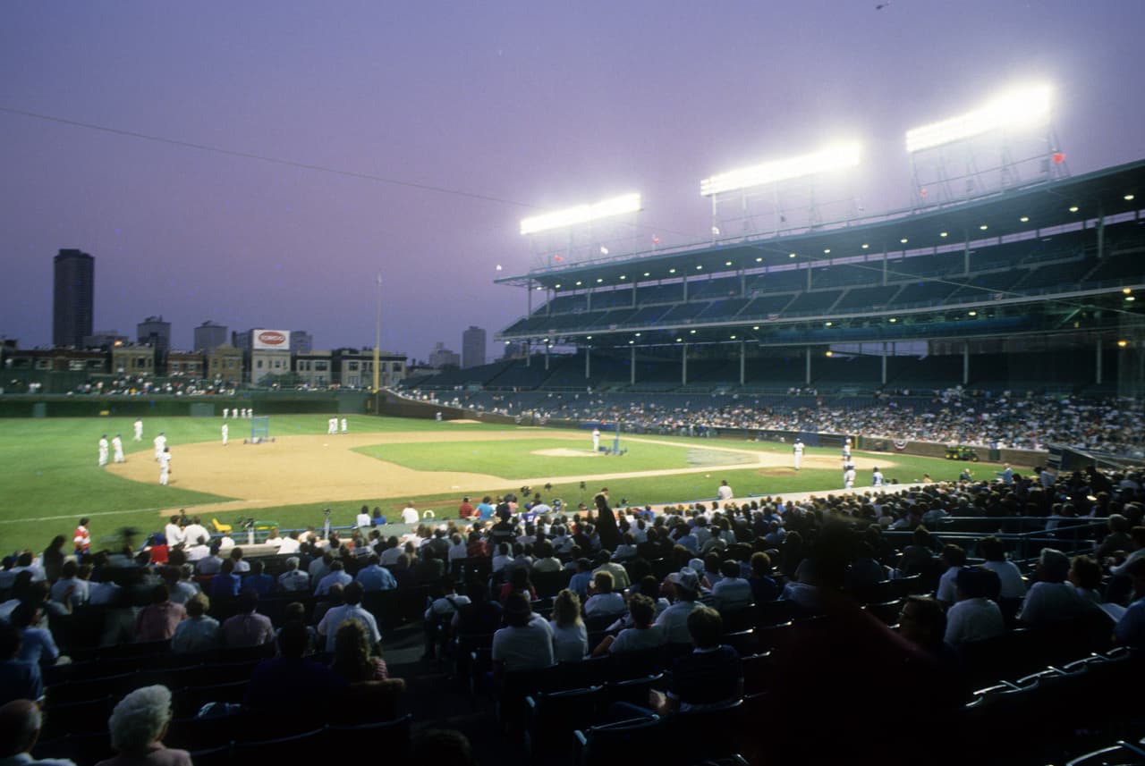 El ángulo opuesto. Una vista de los amigables confines del Wrigley Field la noche del 8 de agosto de 1988 pero desde la zona de la tercera base.