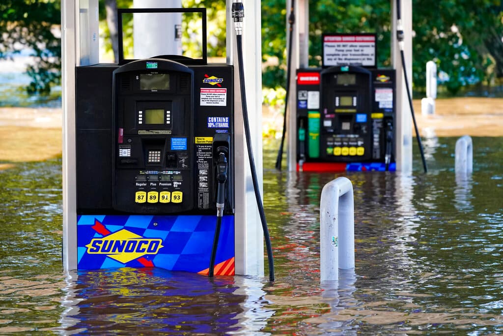 Una estación de servicio ubicada junto al río Schuylkill se inundó. Desde el miércoles, diferentes ciudades de Pennsylvania, como Johnstwon, 
<b>fueron evacuadas después de que el agua llegara a niveles peligrosos</b>.