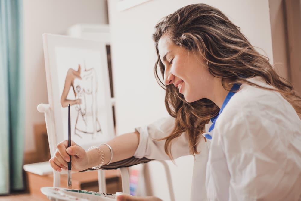 Durante el presente mes de Libra te envuelve un halo encantador que pondrá corazones a tus pies. Tu salud está en buen tono. No obstante, debes concentrarte más en lo que haces para evitar algún descuido en el hogar o alguna caída o resbalón si caminas despreocupadamente por un sitio. Cualquier actividad laboral asociada con las artes, la estética, el teatro, canto o belleza en general está sumamente bien auspiciada. Aprovecha esta energía planetaria para sacar adelante un proyecto relacionado con esos empleos.