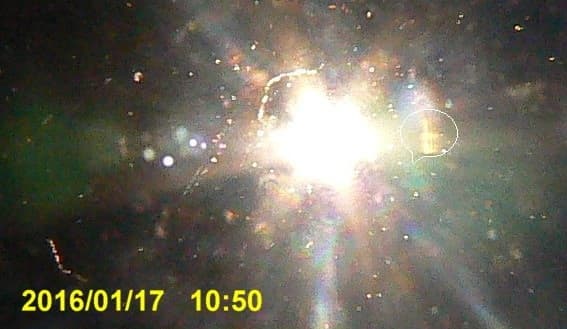 Y aquí está la absurda explicación de Alberto C sobre cómo filtra la luz en el espectro rojo: "Yo uso la película delgada que se puede cortar de un viejo disquete, parece una película de óxido de hierro cobalto. Es fácil de hacer cerrando la lente de la cámara. Pero también uso Mylar clásico de color naranja", afirma. 
<br>