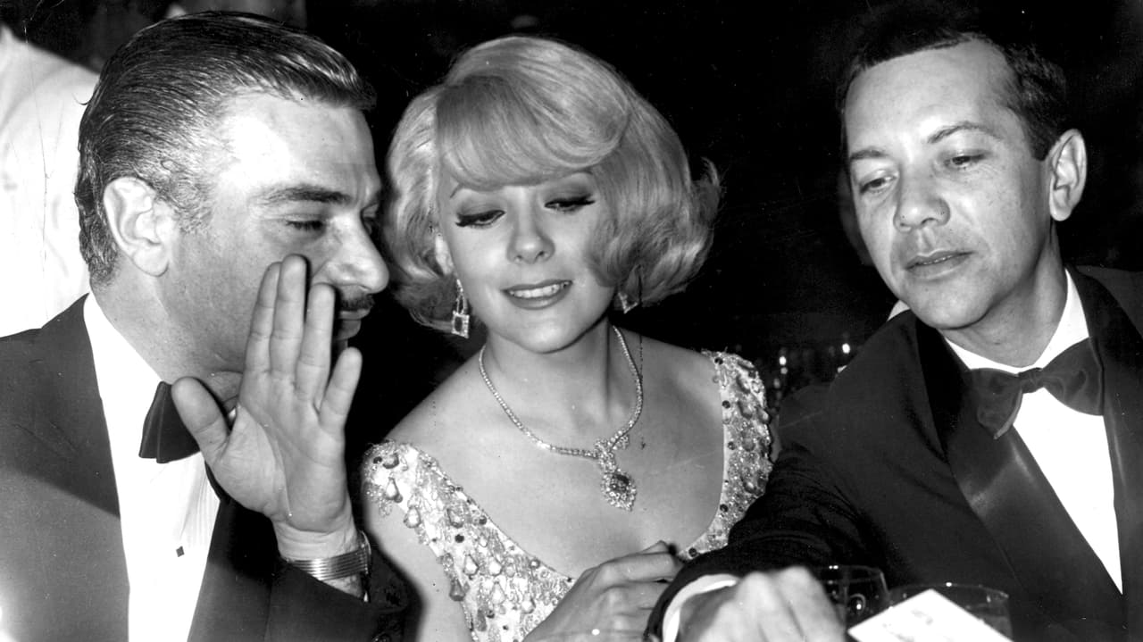 Silvia siempre fue una actriz completa y disciplinada. Aquí, con Mauricio Garcés y Sergio Corona, después de una de las presentaciones del espectáculo de cabaret que por una larga temporada Silvia presentó en el centro nocturno 'El Quid', propiedad de su íntimo amigo, Ernesto Alonso.