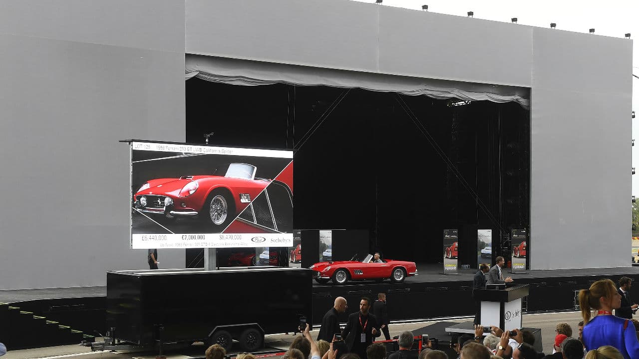 Los clásicos subastados no podían faltar, así hizo su aparición este
<b> Ferrari 250 GT California Spider de 1959</b>, el cual alcanzó una cifra de siete millones de dólares. Todo lo recabado en esta ocasión fue destinado a causas benéficas relacionadas con la educación.