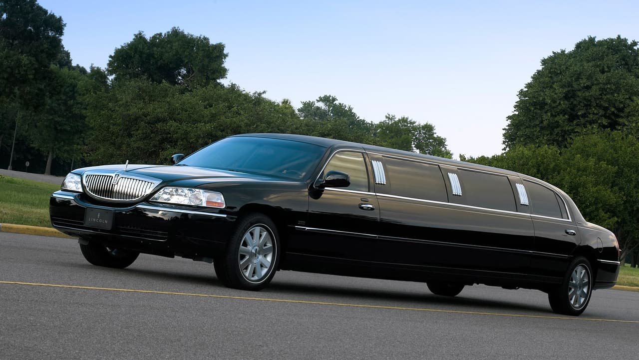 <h3 class="cms-H3-H3"><b>Lincoln Stretch Limousine</b></h3>
<br>
<br>¿Qué mejor manera de llegar a un evento que a bordo de una limusina? Esta es una de las opciones favoritas de Jeff Bezos y muy probable también de sus invitados. La unidad incluye un bar con las selecciones preferidas del empresario, espejos en el techo, luces ambiente y asientos cómodos.
<br>