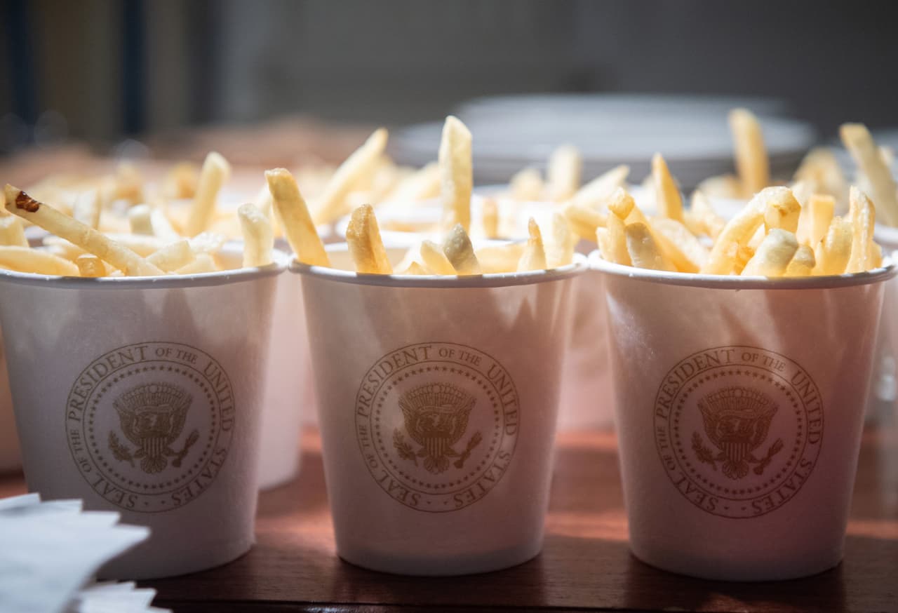 El presidente Donald Trump ofreció en la Casa Blanca un banquete adaptado al cierre parcial del gobierno: bandejas de plata repletas de hamburguesas, papas fritas y otros platillos de restaurantes de comida rápida.