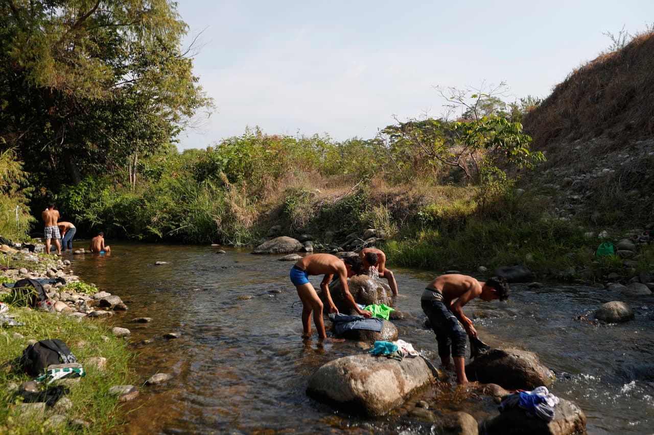 Los migrantes buscan ríos o arroyos en donde bañarse, lavar sus ropas e higienizar a sus hijos en el camino. Juan Espinal, un agricultor hondureño de 34 años que viaja con la caravana, se queja de los policías municipales locales en México.
<b> Dice que no los dejaron entrar a Pijijiapan y que trataron de impedir que una iglesia les regalara comida.</b>