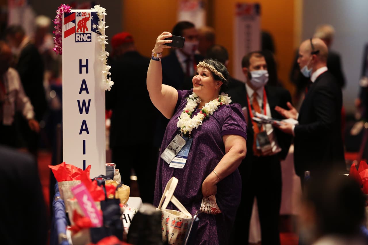 Una de las representantes republicanas de Hawaii se toma una fotografía sin macarilla, a pesar que este es un requisito obligatorio del evento.