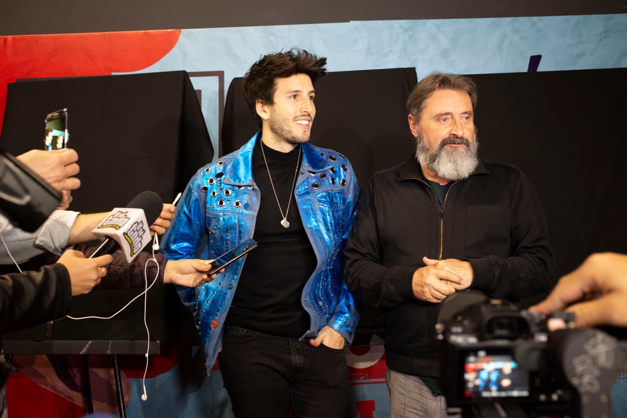 Apenas minutos antes de empezar el primero de sus dos 'sold out' en Bogotá, Yatra fue sorprendido por su disquera.