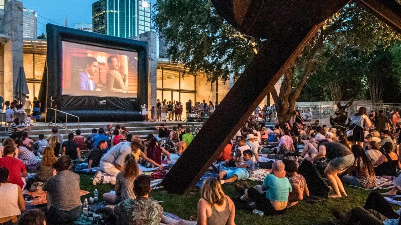 Si vives en el norte de Texas y estás buscando 
<b>un plan que combine cultura, entretenimiento y nochecitas memorables sin vaciar la cartera</b>, apunta esto:
<a href="https://www.nashersculpturecenter.org/" target="_blank">Nasher Sculpture Center</a> te espera 
<b>cada tercer viernes del mes con ‘til Midnight</b>, un 
<b>evento gratuito que mezcla conciertos en vivo, cine al aire libre y acceso a uno de los jardines de esculturas más impresionantes del país</b>. Este oasis urbano, ubicado 
<a href="https://g.co/kgs/MKbN8L9" target="_blank">en pleno centro de Dallas (2001 Flora Street)</a>, transforma sus jardines y galerías en
<b> un escenario vibrante donde el arte se escucha, se ve y se siente.</b>