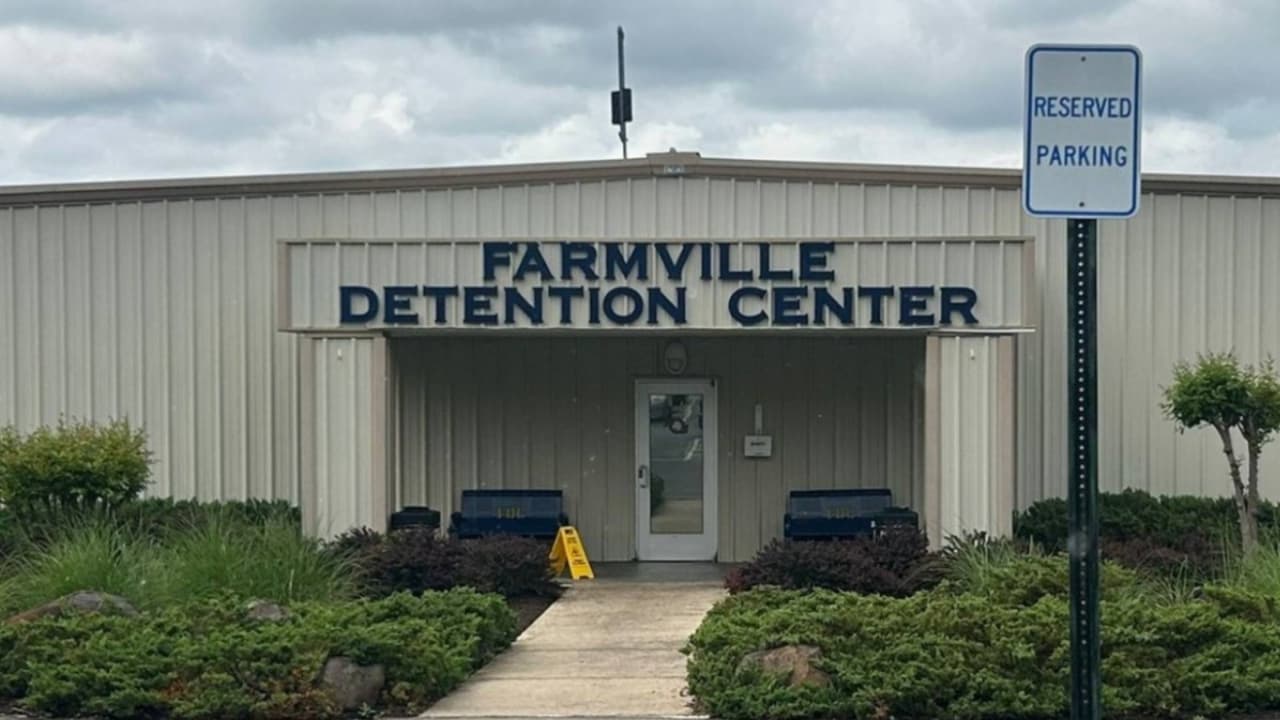 Denuncian comida podrida y con gusanos en centro de detención de ICE en Farmville