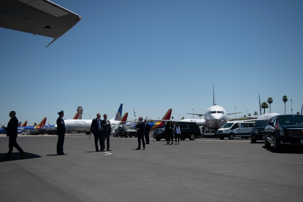 El presidente Donald Trump llegó este martes a Phoenix para visitar la planta Honeywell, una empresa multinacional dedicada a la construcción de motores para aviones que dio un giro a su producción para elaborar máscaras N-95 que necesita el personal médico y de primera línea en medio de la pandemia del coronavirus.