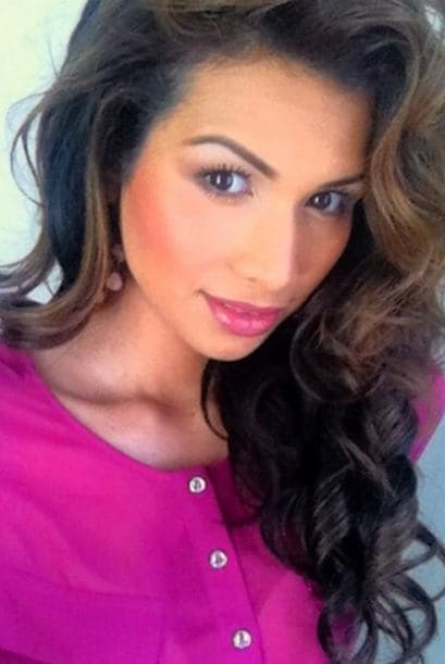 A través de las famosas fotos 'selfies' es como nuestra reina mantiene una estrecha relación con sus seguidores. Este tipo de fotos se han convertido en un fenómeno y no hay quién no se haya tomado una. Ahora puedes subir la tuya con el hashtag #NBLselfie para ganar un kit de belleza, los detalles aquí