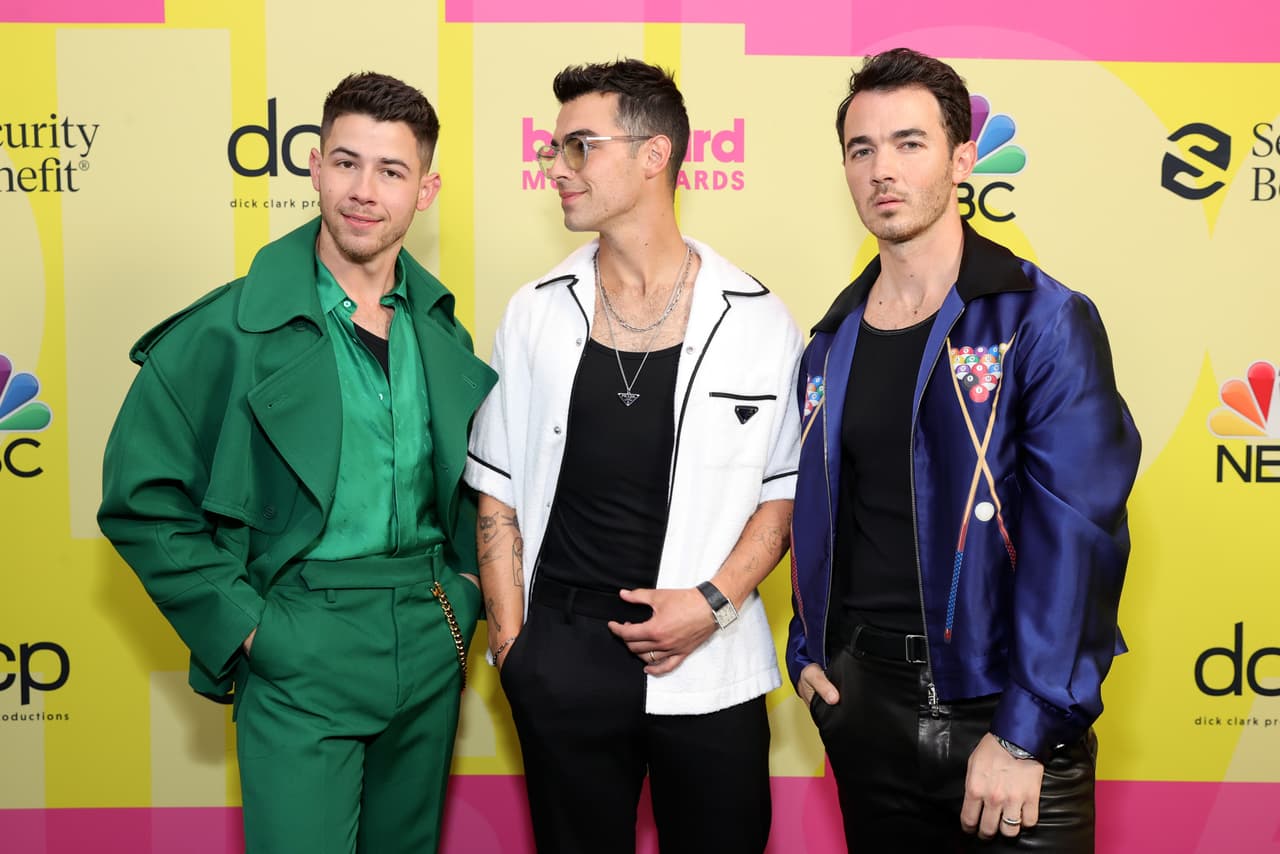 Los hermanos Jonas (Joe, Kevin y Nick) también fueron parte de los cantantes que se dieron cita en Los Ángeles para participar en la premiación.