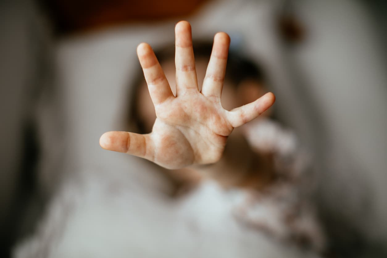 Un chófer secuestró a una niña de 12 años y la violó. Luego se la entregó a un amigo para que abusara de ella. Y este se la pasó a otro
