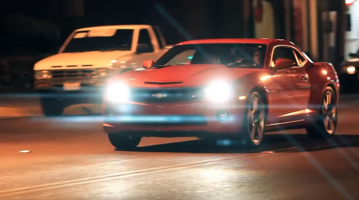 Seguimos con 
<b>El Kommander y su video 'Por favor no cuelgues'</b>, donde la estrella principal es este Chevrolet Camaro SS. De hecho, la canción hace alusión al sonido del motor del Camaro.