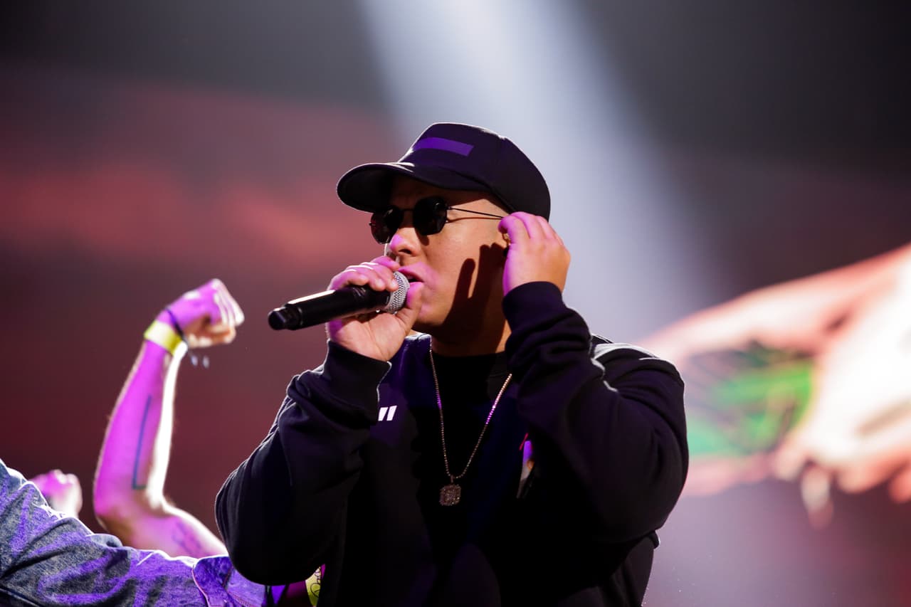 <b>No está claro si entre los hobbies de Daddy Yankee está también el arte, </b>pero sí era evidente que se sentía muy cómodo en ese atuendo.