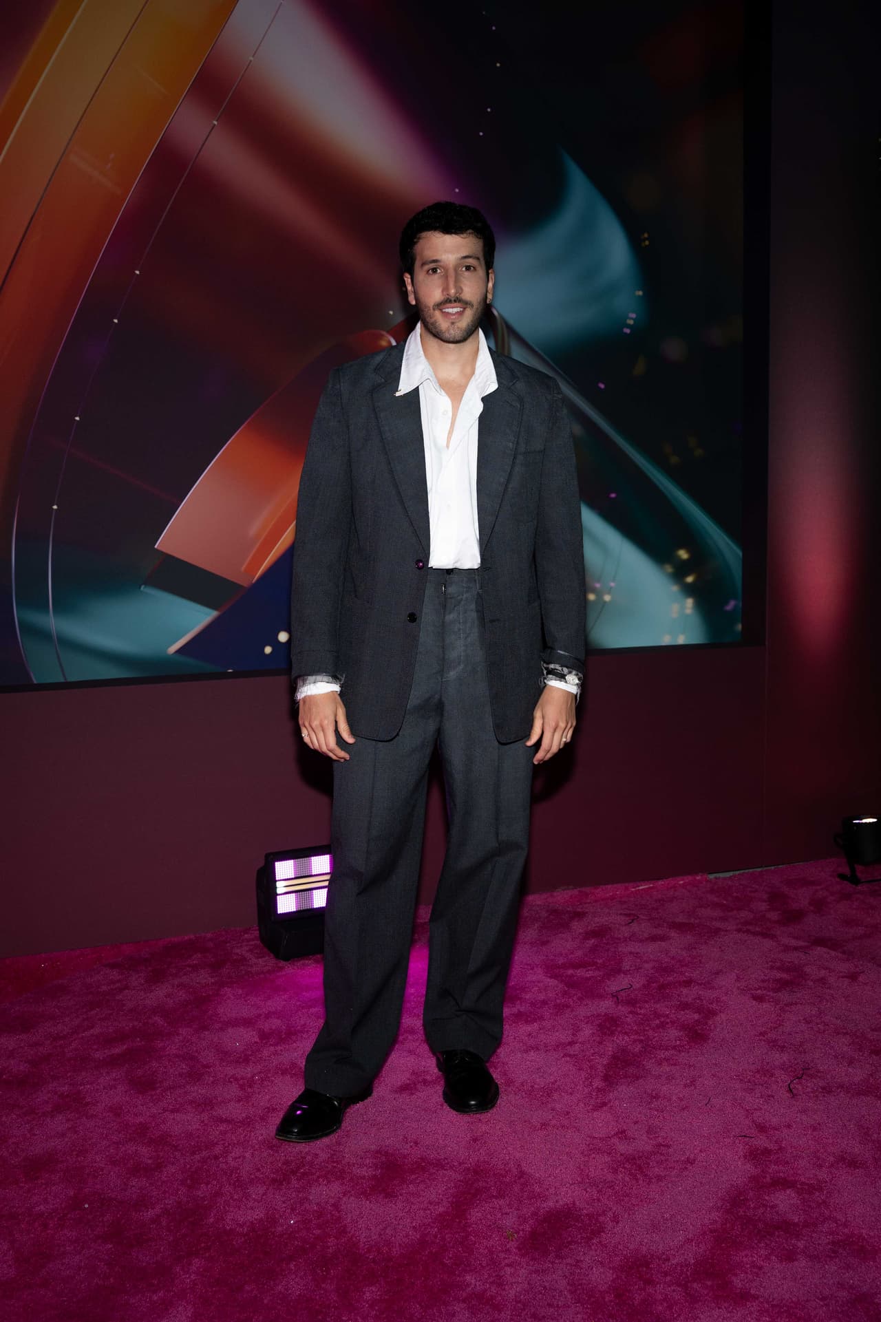 El colombiano Sebastián Yatra eligió un traje gris casual para posar ante las cámaras.