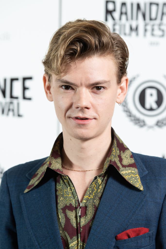 Por su aspecto jovial e inocente, hay quienes señalan que recuerda al actor Thomas Brodie-Sangster. Dicho histrión apareció en la cinta ‘Love actually’ (2003), Maze Runner (2014-2018) e igualmente fue parte de la miniserie ‘Gambito de dama’ (2020).