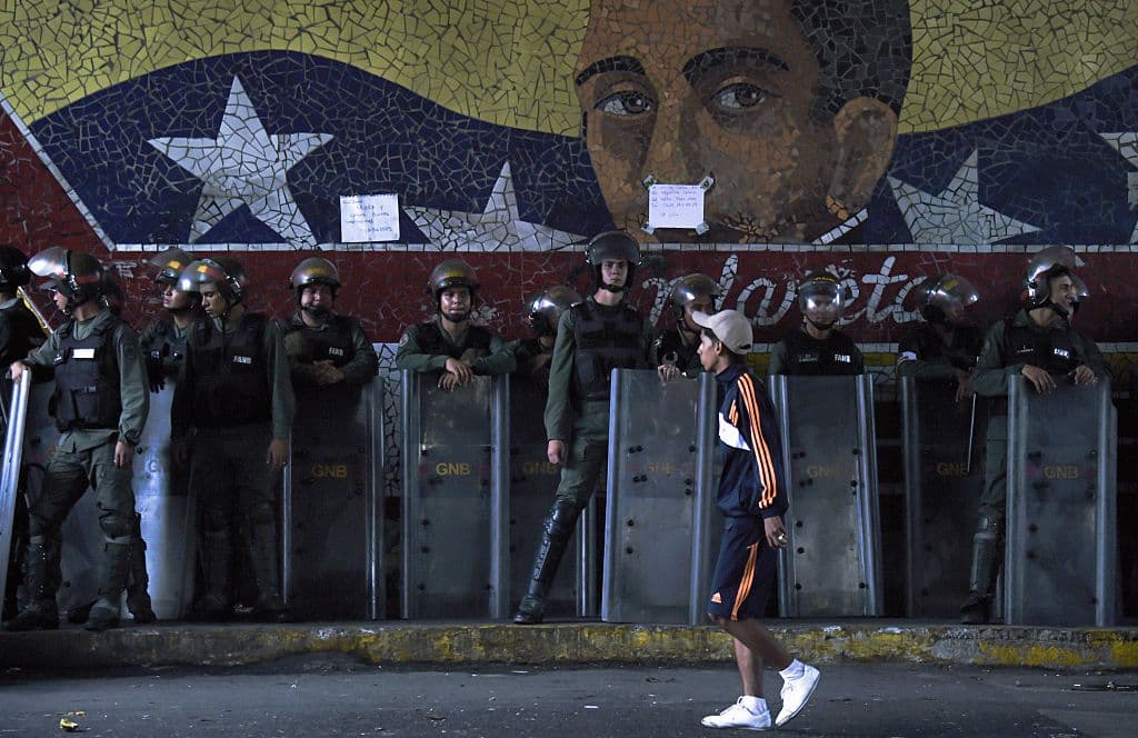 Un cordón de seguridad con agentes de la guardia nacional rodeó los edificios de gobierno que están en el centro de la capital venezolana.