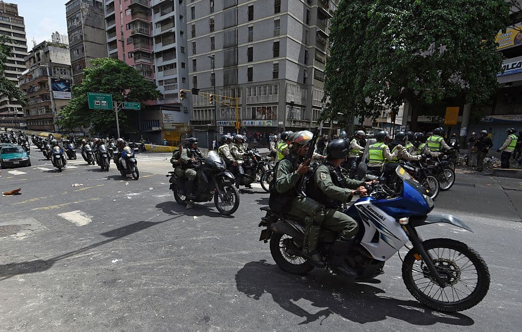 En pocos minutos decenas de guardias nacionales y policías, con equipos antimotines, tomaron los alrededores para tratar de reabrir la vía.
