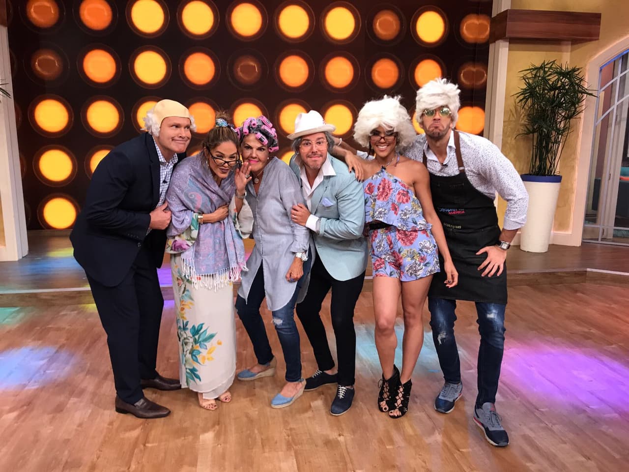 Con pelucas, lentes y bastones, nuestros conductores bailaron al ritmo de 'La Plaga'.