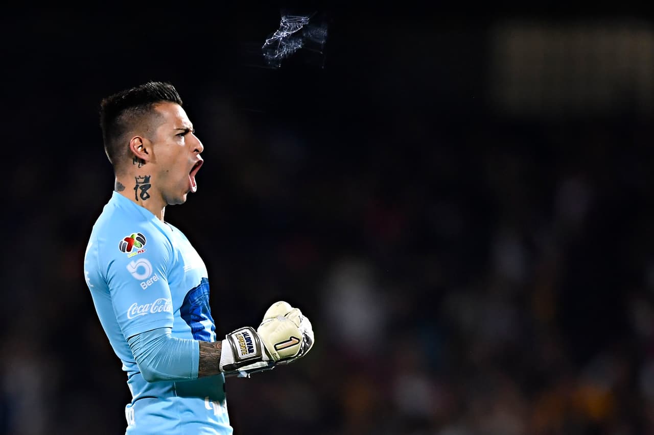 Así festejaba Alfredo Saldívar luego del gol del chileno Rodríguez que hizo estallar el Estadio Olímpico y a su afición por un ansiado empate.