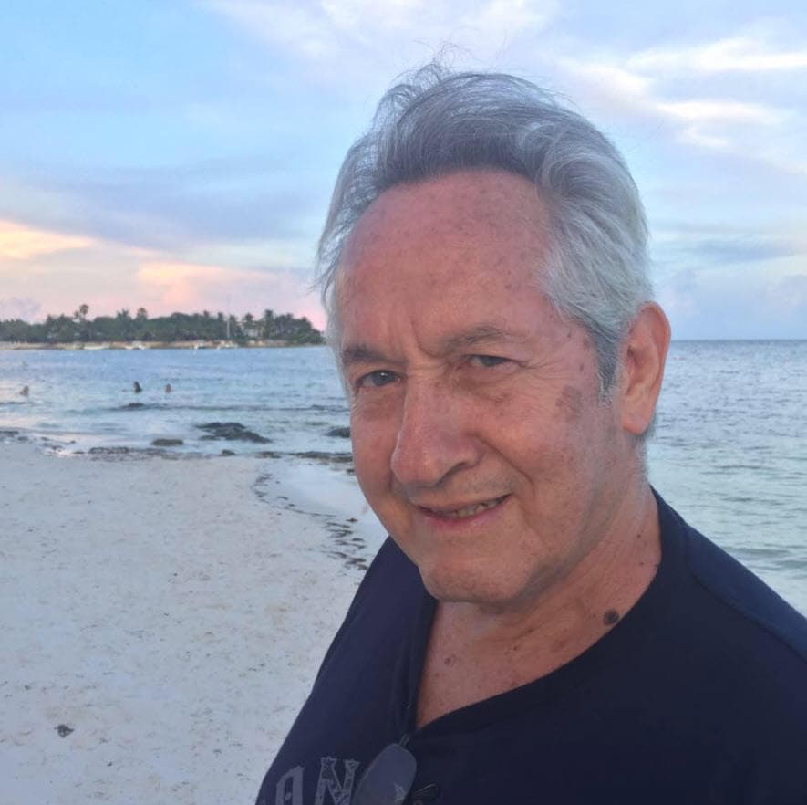 El día 22 del mismo mes, el actor y director 
<b><a href="https://www.univision.com/famosos/gael-garcia-dedica-carta-fallecido-padre-emotivos-recuerdos-ninez-fotos">Juan Ángel García</a></b>, padre del mexicano Gael García Bernal, falleció a los 62 años por 
<b>complicaciones de la fibrosis pulmonar</b> que padecía en un hospital de la Ciudad de México.