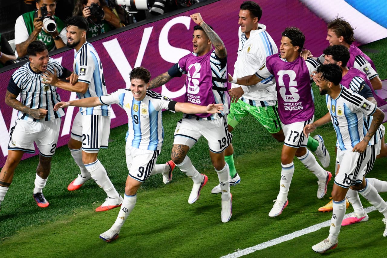 Julián Álvarez (9) de Argentina celebra el segundo gol de su selección contra Suiza durante el partido de cuartos de final de la Copa Mundial de Fútbol en Kansas City, Missouri, el sábado 11 de julio de 2026.