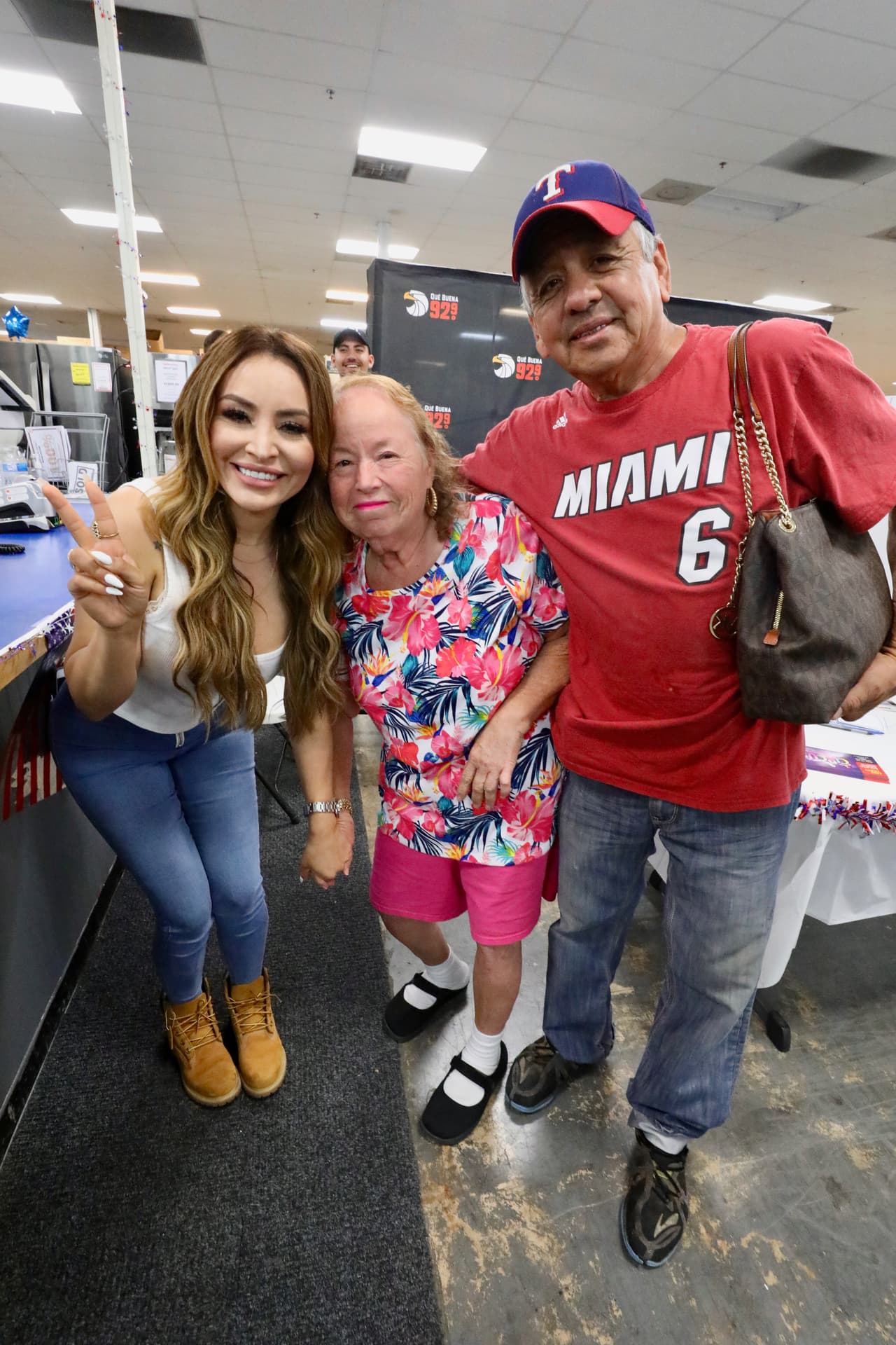 Esta pareja no dejó pasar la oportunidad de saludar y tomarse una foto con la locutora.