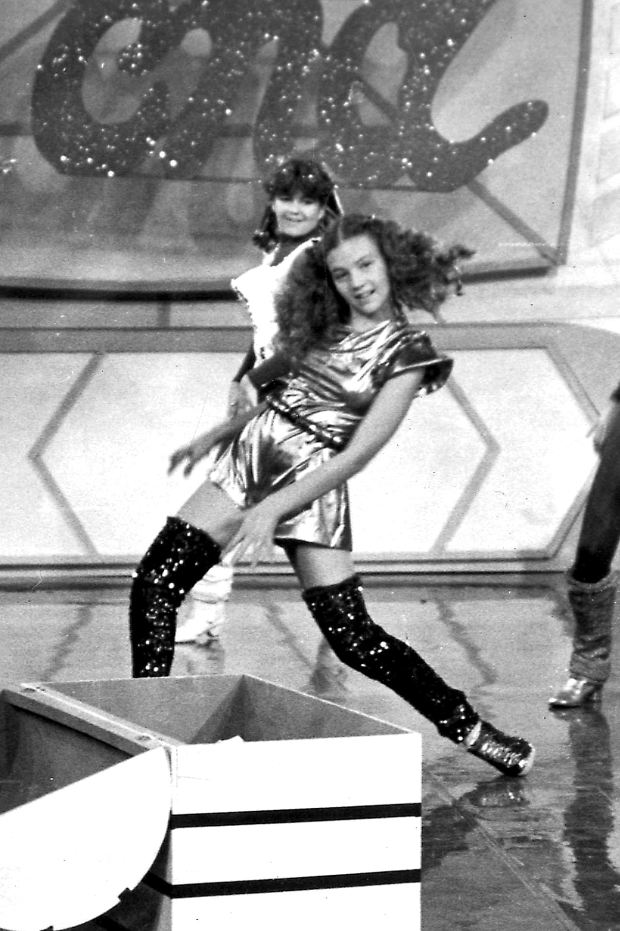 Thalía participó, a los 13 años, en el Festival Infantil Juguemos a Cantar, que producía Raúl Velasco, con el tema "Moderna Niña del Rock" que le dio el segundo lugar/México, 1984.