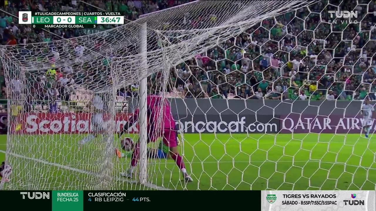 ¡TIRO ATAJADO! disparo por Ángel Mena.