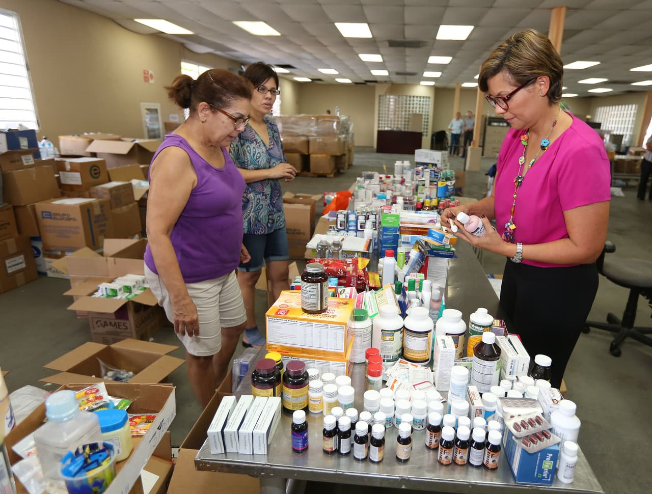 Centro de acopio en Puerto Rico para damnificados del huracán Matthew en Haití.