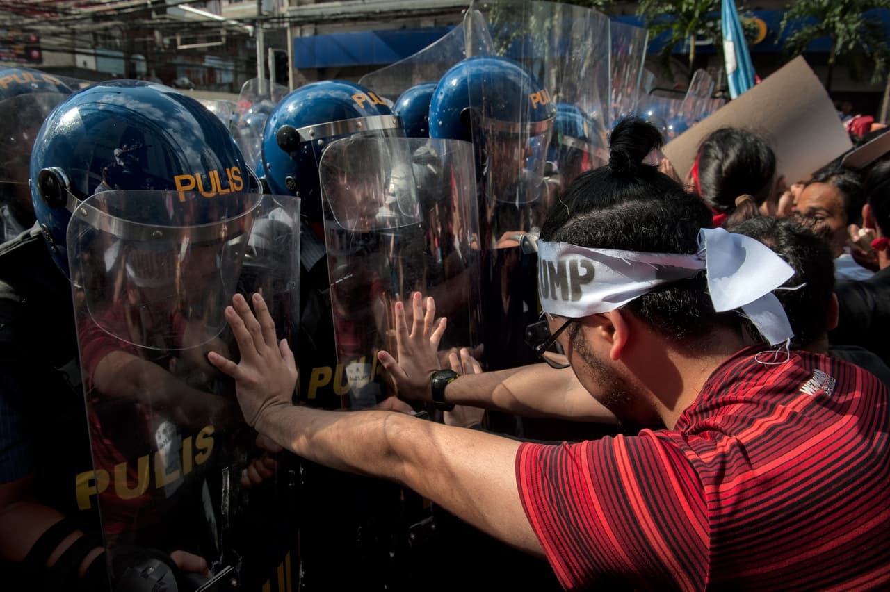 "Trump es el director ejecutivo del gobierno imperialista de los EEUU", le dijo a la agencia Reuters Alexis Danday, un estudiante de 18 años, después de que los manifestantes se dispersaron. "Sabemos que está aquí para presionar por tratados injustos entre Filipinas y los EEUU".